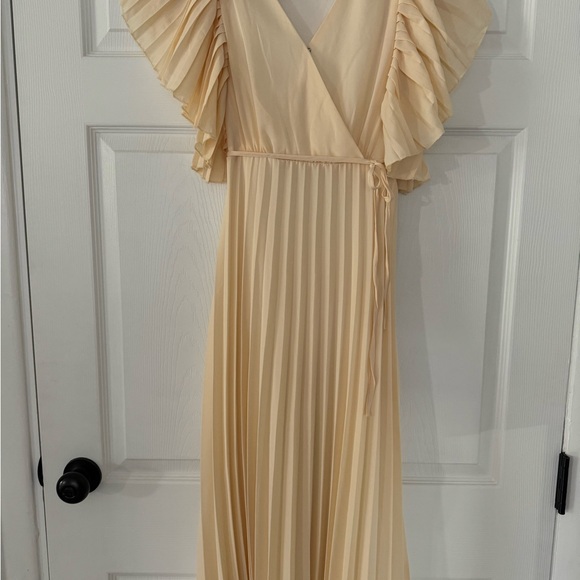 Polagram cream flutter sleeve, pleated dress - Picture 8 of 16